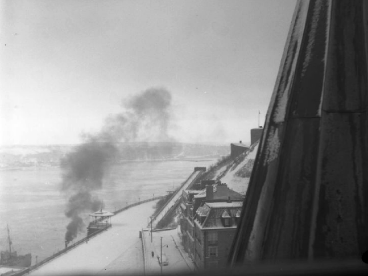an old photo of a train